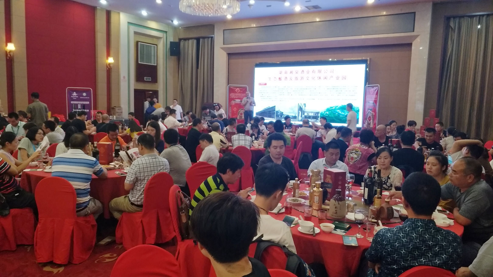 我们湖南贺兰源酒业有限公司鼎力赞助支持了本次晚宴活动,为在场近